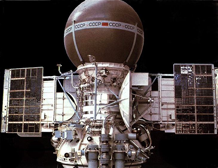 40 лет назад, 22 октября 1975 года, на Венеру сел советский космический аппарат «Венера 9», который передал на Землю первые в истории освоения космоса фотоснимки с поверхности другой планеты. 40 лет назад, 22 октября 1975 года, на Венеру сел советский космический аппарат «Венера 9», который передал на Землю первые в истории освоения космоса фотоснимки с поверхности другой планеты. На фото: автоматическая межпланетная станция Венера-9