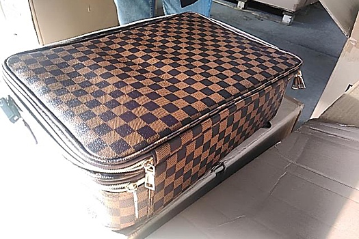 На таможне у ростовчанина изъяли свыше 200 поддельных сумок