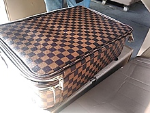 На таможне у ростовчанина изъяли свыше 200 поддельных сумок