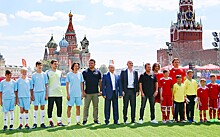 «Всех пугают режимом Путина, но у Кремля играют в футбол». Топовый инсайдер в восторге от России