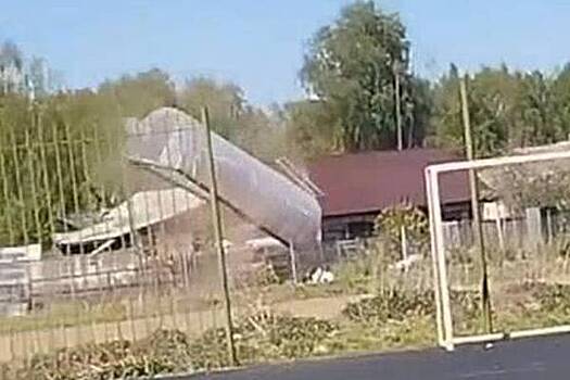 Вихрь поднял над землей теплицу вместе с россиянкой