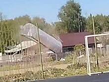 Вихрь поднял над землей теплицу вместе с россиянкой