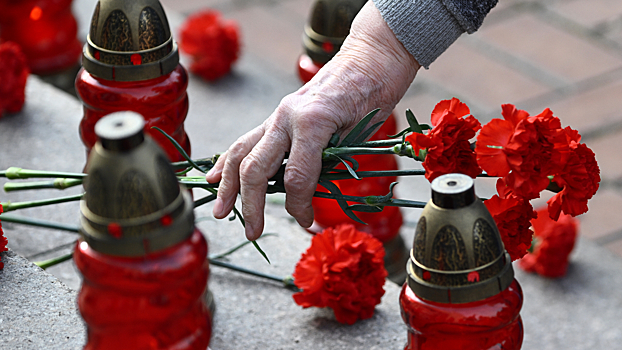 Жители Москвы организовали мемориал у посольства Ирана после ударов США