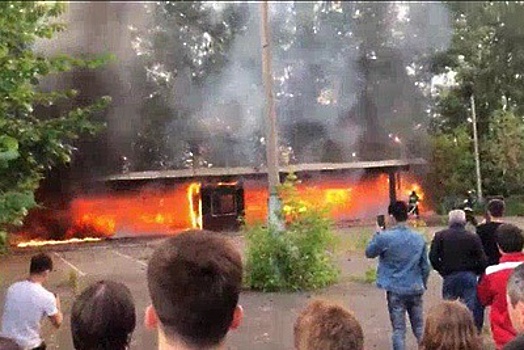 Пожар произошел в одноэтажном здании на Измайловском шоссе в Москве