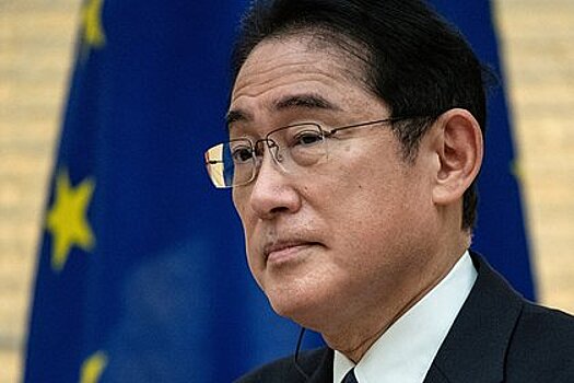 Премьер Японии решил уволить помощника после его заявления об однополых парах
