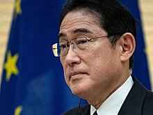 Премьер Японии решил уволить помощника после его заявления об однополых парах