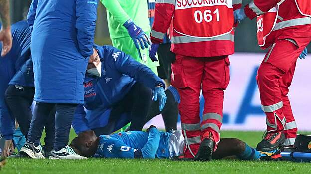 Форвард «Наполи» Осимхен потерял сознание, упав головой на газон в матче с «Аталантой». Его доставили в больницу