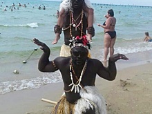 Как нелегальные коммерсанты наживаются на туристах на южных пляжах