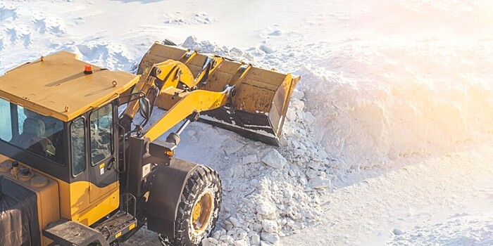 Последствия мощных снегопадов устраняют в российских регионах