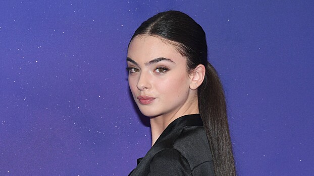 Модель Дева Кассель снялась в атласном платье и колье за 13 тысяч долларов