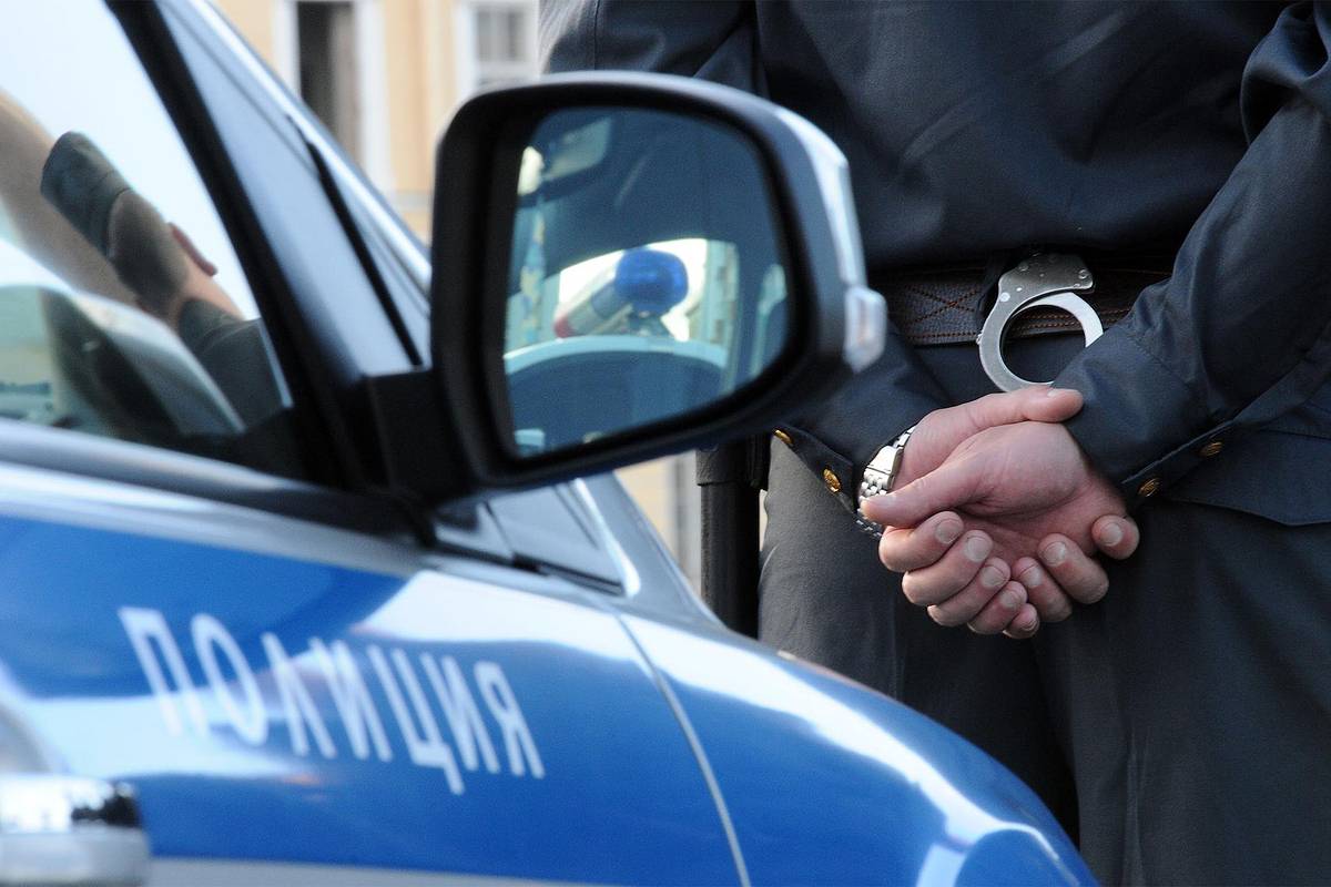 Полицейского из Чечни задержали с двумя пластинками подозрительных таблеток
