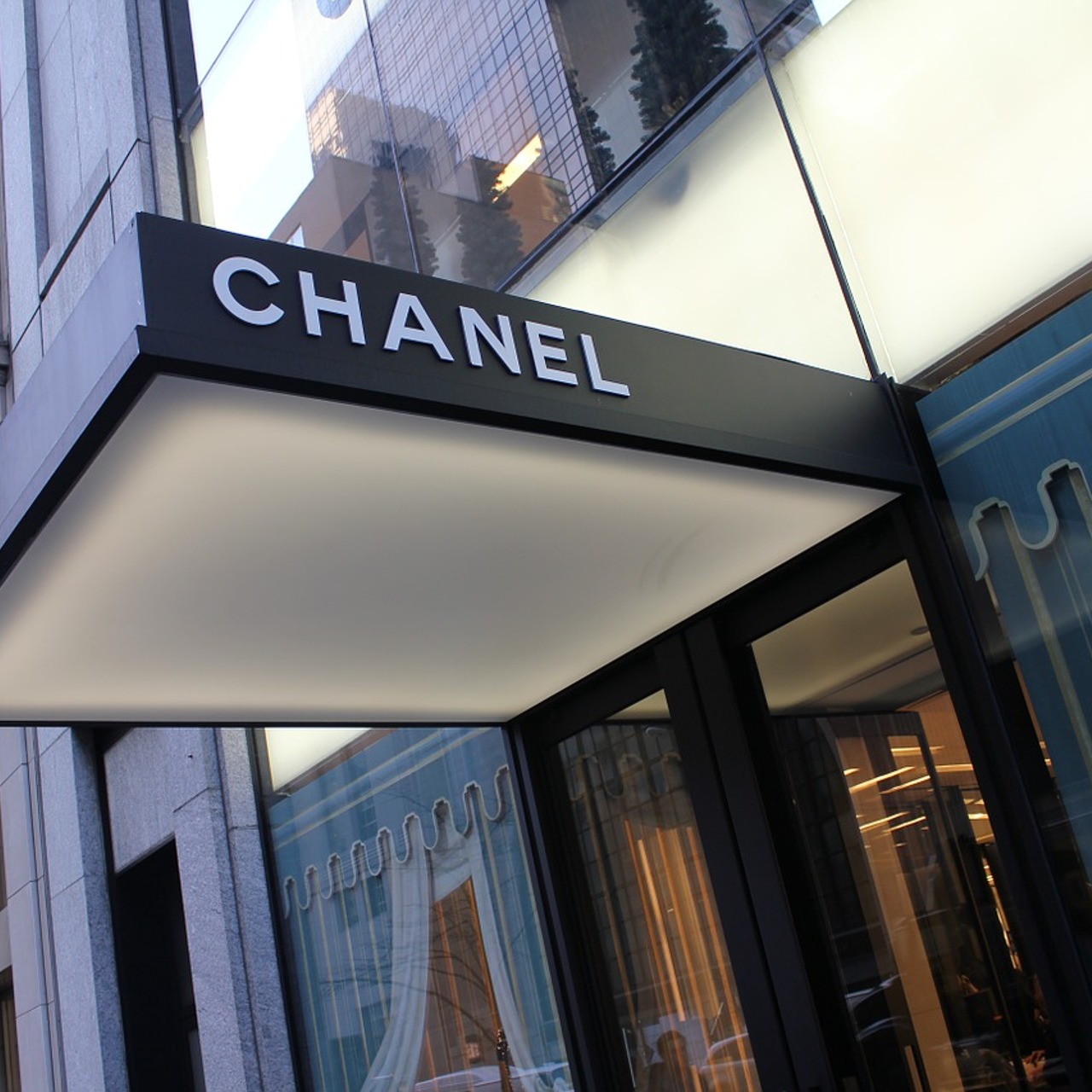 Chanel продает россиянам вещи при условии отказа носить их в России -  Рамблер/финансы