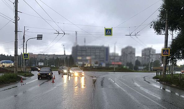 Пьяный водитель электросамоката врезался в легковушку на переходе в Ижевске