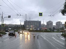 Пьяный водитель электросамоката врезался в легковушку на переходе в Ижевске