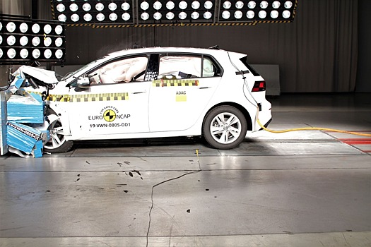 У Volkswagen Golf во время краш-теста распахнулись двери