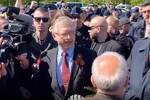 Российскому послу Андрееву не дали возложить цветы на мемориальном кладбище в Варшаве