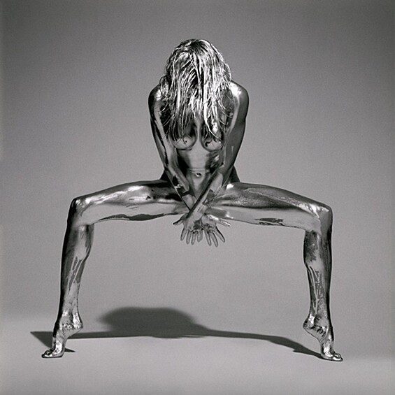 Художник превратил женщин в живые статуи, покрыв их тела специальной серебряной краской. 