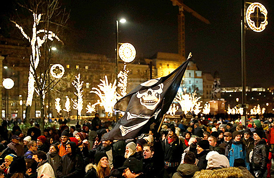 Венгры поздравили Орбана с Рождеством многотысячными протестами
