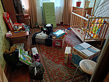 Курганцы вывозят вещи из аварийного дома