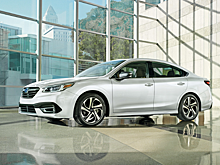 Subaru не едет: «японка» уровня Camry получила полный привод, вертикальный планшет и вялый разгон