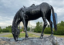 В Красноярске скульптуру «Лошадь Белая» на Стрелке перекрасили в чёрный цвет