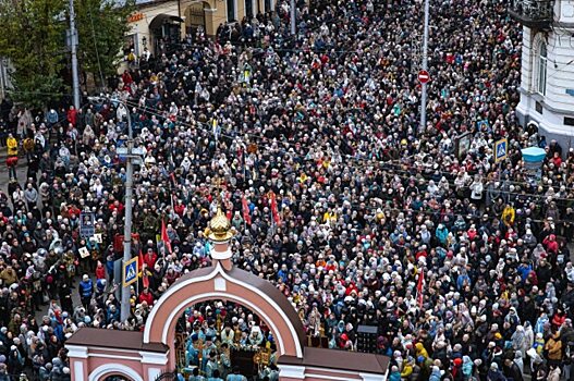 На крестный ход вышли более 10 тысяч жителей Саратова