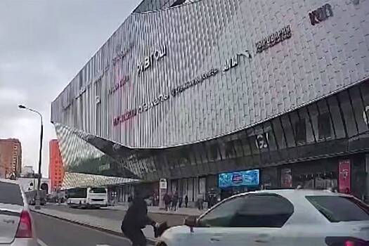 В Москве автомобиль на полной скорости снес мужчину и попал на видео