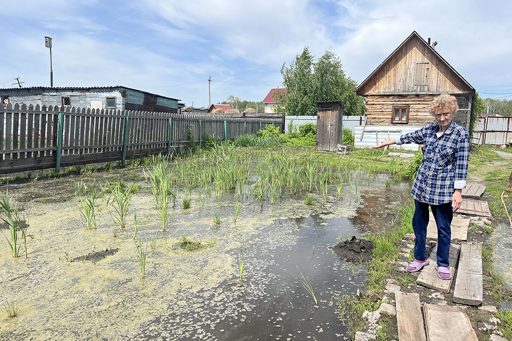 Жители омской деревни второй год пытаются разгадать тайну затопления их участков