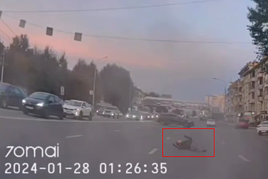 В Новосибирске на видео попало, как женщина кричала в момент ДТП с байкером