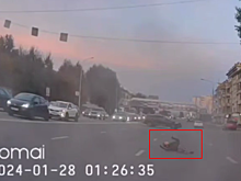 В Новосибирске на видео попало, как женщина кричала в момент ДТП с байкером