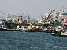 Моряки, спасенные с горящего в Японском море судна "Айсберг", прибыли в Пусан