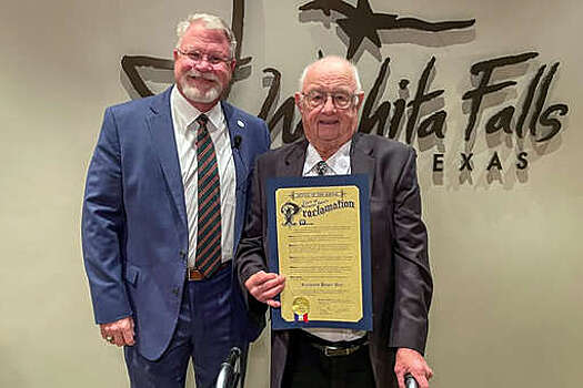 UPI: 95-летний водитель автобуса в США попал в Книгу рекордов Гиннесса