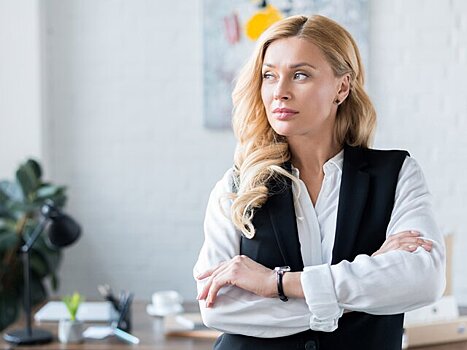 Стилист Анна Лисица назвала варианты нескучных образов в деловом стиле