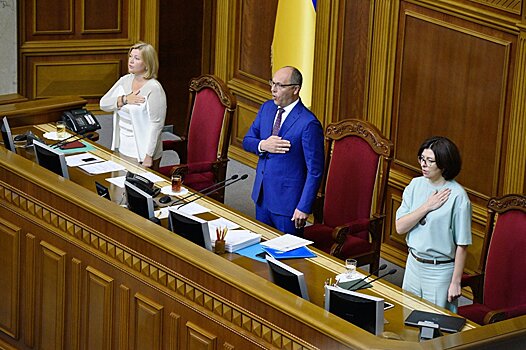 В Киеве продолжают штамповать антироссийские законы и "декоммунизироваться"