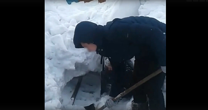Рухнувший с крыши снег придавил женщину в Кузбассе