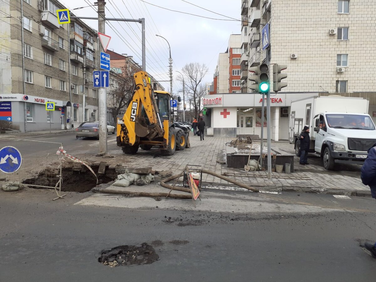 На дороге по улице Чернышевского в Саратове образовались два провала