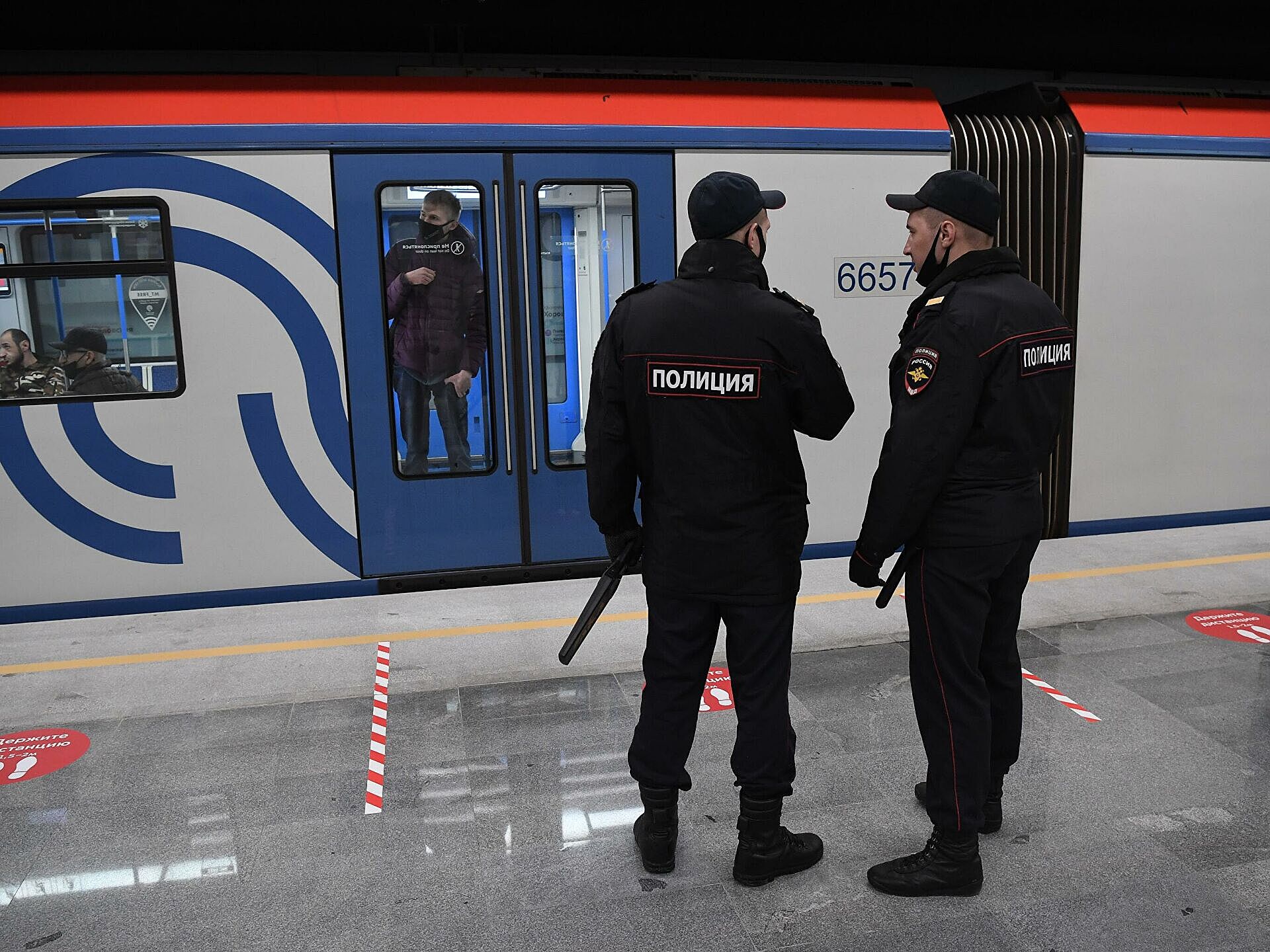 Сотрудник метро застрелил. Полиция в метро Москва. Милиция метро. Полиция метрополитена. Полицейский метрополитена.