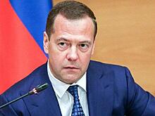 Косуха и ультрамодные очки: Дмитрий Медведев на архивном фото неузнаваем