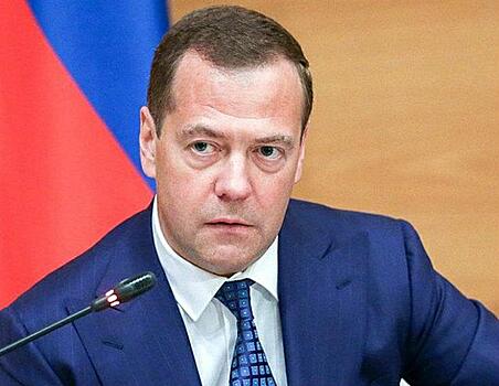Косуха и ультрамодные очки: Дмитрий Медведев на архивном фото неузнаваем