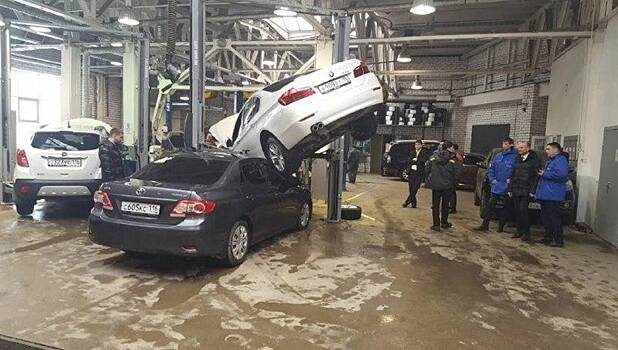 BMW упал с подъемника на Toyota в казанском сервисном центре ТТС
