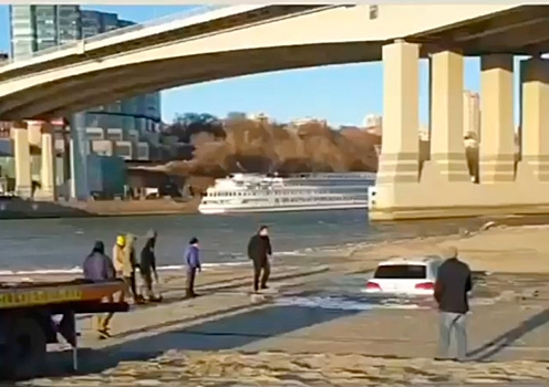 В Ростове мужчина решил прокатиться по обмелевшему Дону и утопил VW Touareg