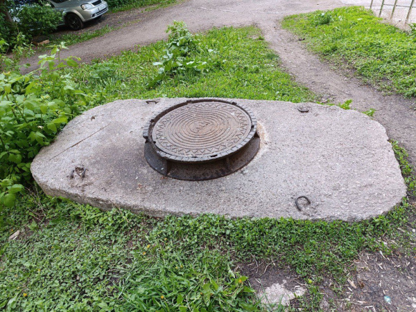 Из канализации трех домов в Самаре вытащили 30 кг салфеток, лезвия и бигуди