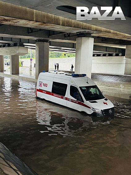 Машина скорой застряла на Шмитовском проезде в Москве из-за потопа