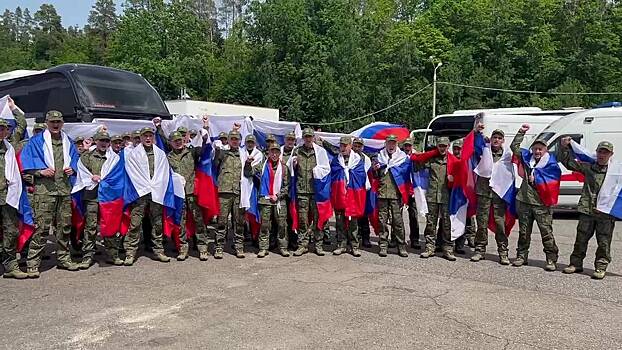 Самолет с вернувшимися из украинского плена российскими бойцами приземлился под Москвой
