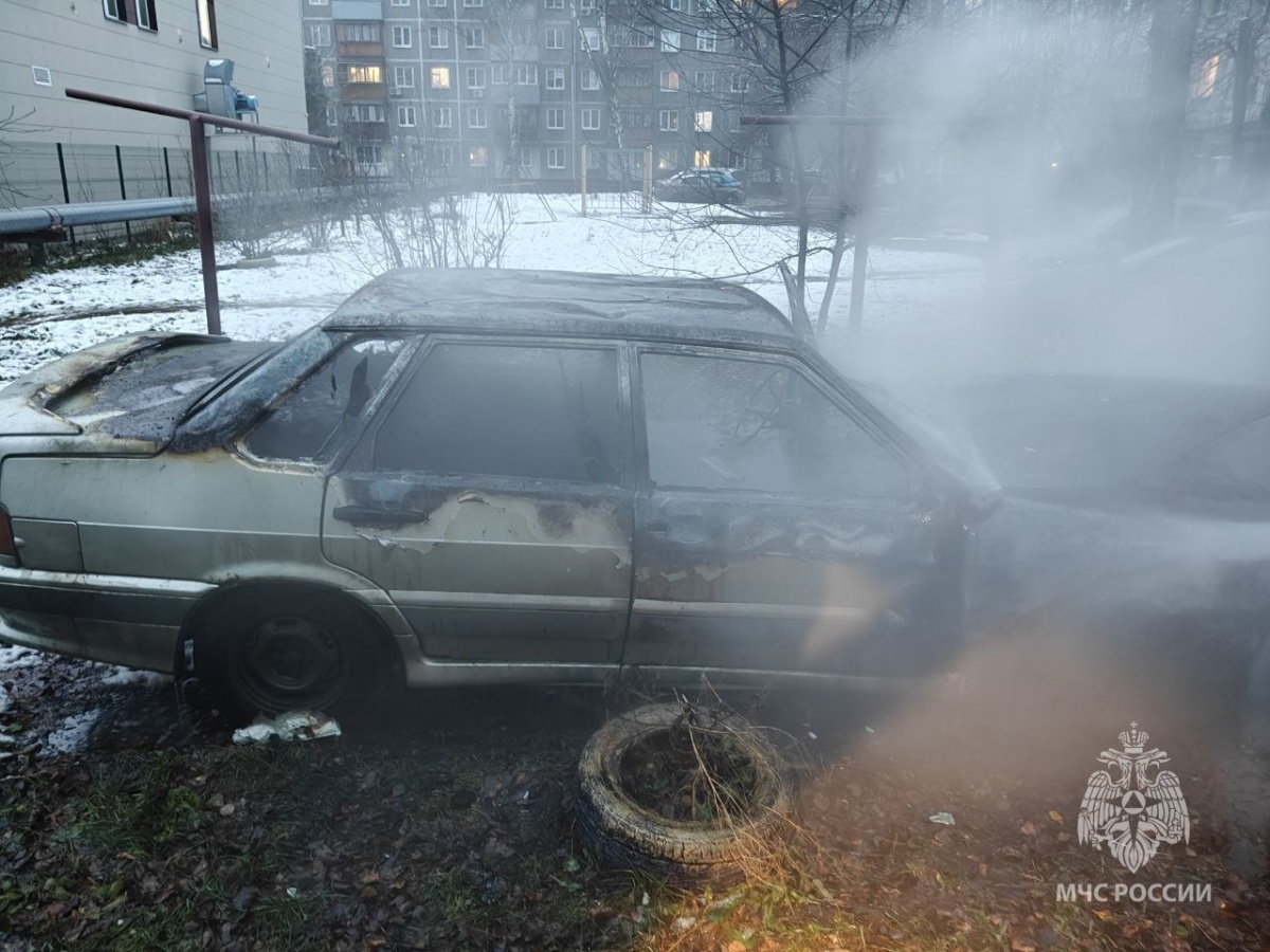 Два автомобиля сгорели на Автозаводе в Нижнем Новгороде