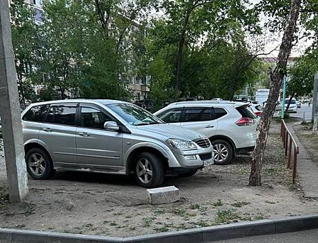 Во дворе многоэтажки Благовещенска водители устроили самовольную парковку