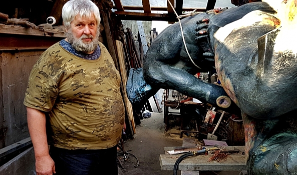 Волгоградский скульптор завершает реставрацию памятника героическим морякам