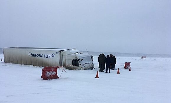 В Коми лед на реке не выдержал трактор