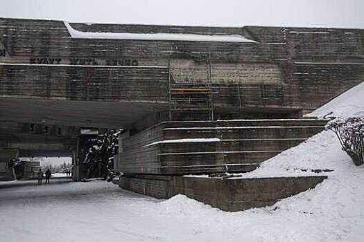 Украина.ру: на галерее скульптур демонтировали надпись о подвиге Красной армии