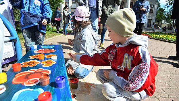 Скамейки для детских садов Вологды украсили по мотивам рассказов Василия Белова